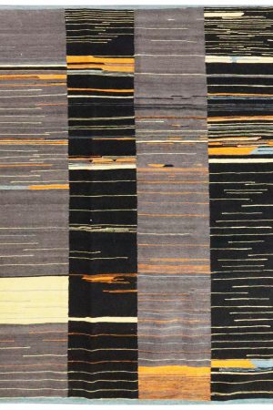 Rashi Multi Kelim, handgewebter Wollteppich mit modernen Linienmustern in Grau-, Schwarz- und Farbakzenten. Erhältlich in Hamburg Middleway Gallery und im Onlineshop.