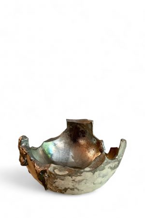 Unikat handgefertigte Keramikschale mit versilberter Innenfläche und einzigartiger, unebener Form – modernes Design für stilvolle Akzente.Erhältlich in Middleway Gallery und im Online Shop.