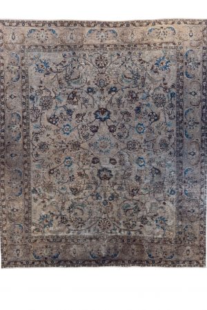 Handgefertigter Vintage Teppich aus Wolle in Grau mit blauen, grünen und braunen Ornamenten im klassischen Design. Erhältlich in Hamburg.