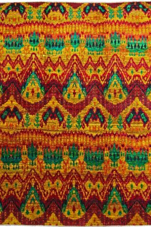 Der Sari-Teppich ist ein handgeknüpfter Teppich mit einem zeitgenössischen Ikat-Design, das sich durch leuchtende Farben rot, orange & grün auszeichnet. Erhältlich im Onlineshop der Middleway Gallery in Hamburg
