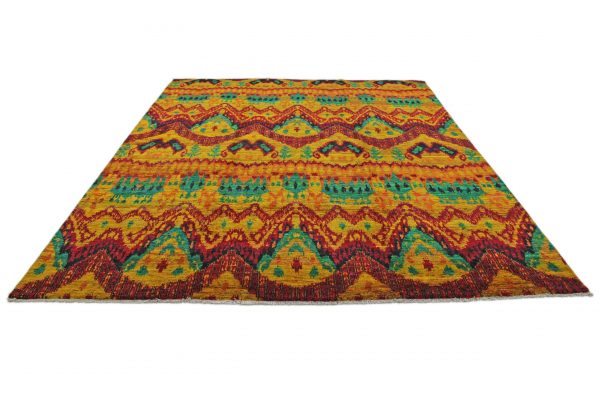Der Sari-Teppich ist ein handgeknüpfter Teppich mit einem zeitgenössischen Ikat-Design, das sich durch leuchtende Farben rot, orange & grün auszeichnet. Erhältlich im Onlineshop der Middleway Gallery in Hamburg