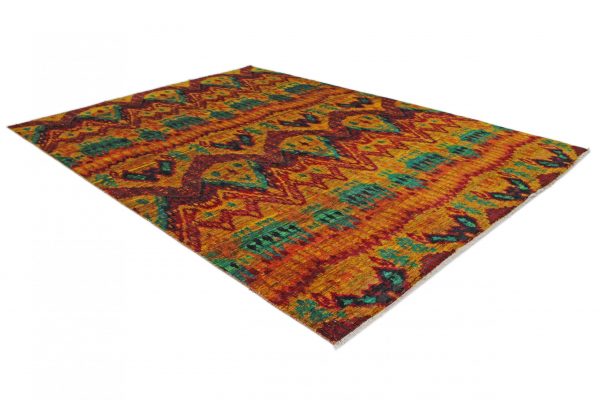 Der Sari-Teppich ist ein handgeknüpfter Teppich mit einem zeitgenössischen Ikat-Design, das sich durch leuchtende Farben rot, orange & grün auszeichnet. Erhältlich im Onlineshop der Middleway Gallery in Hamburg