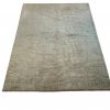 Shade Del Teppich, handgefertigt aus Wolle und Kunstseide in Creme mit zartem Pastellgrün. Erhältlich in Hamburg Middleway Gallery und im Onlineshop.