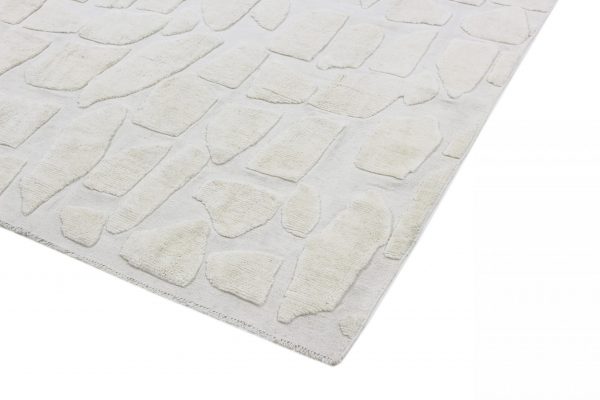 Unser Snow Print Teppich ist eine Kombination aus zwei Herstellungstechniken, Flachgewebe und Hochflor. Das Design besticht durch subtile Variationen in der Florhöhe und ist in einer wunderschönen Cremefarbe gehalten. Erhältlich im Hamburg, Middleway Gallery und im Online-Shop.