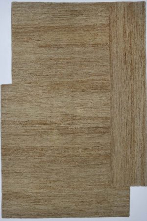 Handgewebter Sumac-Teppich aus 100 % Jute in einer besonderen Form. Der Teppich besteht aus zwei Bahnen, die kunstvoll zusammengesetzt wurden, und bringt natürliche Eleganz in jeden Raum. Erhältlich in Hamburg Middleway Gallery und im Onlineshop.