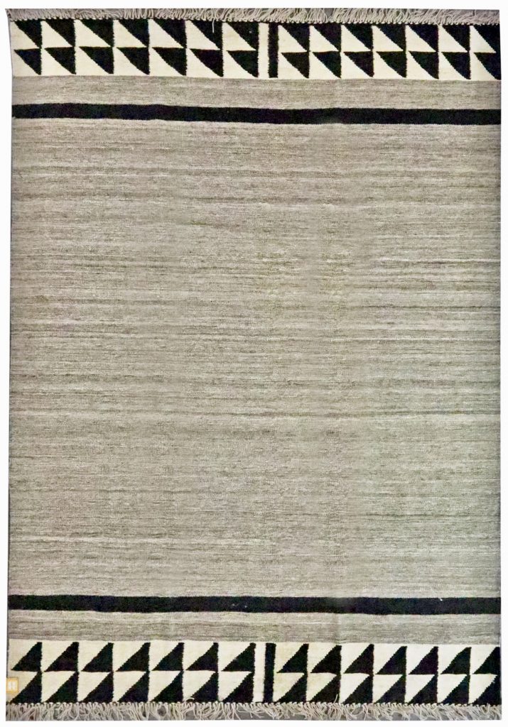 Moderner Kelim aus handgesponnener Wolle, in Creme- und Brauntönen mit grafischem Muster. Erhältlich in Middleway Gallery und im Onlineshop.