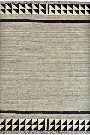 Moderner Kelim aus handgesponnener Wolle, in Creme- und Brauntönen mit grafischem Muster. Erhältlich in Middleway Gallery und im Onlineshop.