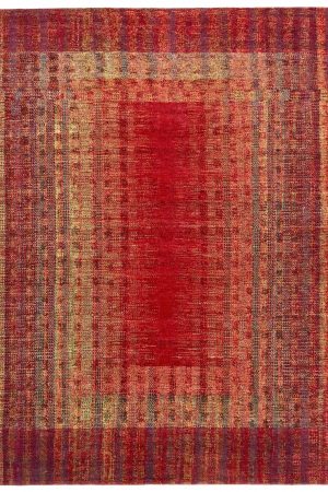 Entdecken Sie den 'Frame' Designerteppich – handgeknüpft aus 100% feinster, ungeordneter Wolle. Sein faszinierendes Farbspektrum reicht von warmem Orangerot bis hin zu harmonischen Tönen von Gelb, Braun, Grün und Blau. Erleben Sie zeitlose Eleganz und meisterhafte Handwerkskunst. Exklusiv erhältlich im Online-Shop von Middleway Gallery, Hamburg.