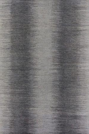 Exklusiver Handgeknüpfter Designer Teppich aus hochwertiger, unsortierter Wolle und Baumwolle. Mit einer harmonischen Farbpalette von Grau, Creme, Schwarz und Grau-Blau präsentiert sich das zeitlose Design auf einem hellen Hintergrund mit zwei breiten, eleganten Farbverläufen. MIDDLEWAY GALLERY Hamburg Onlineshop