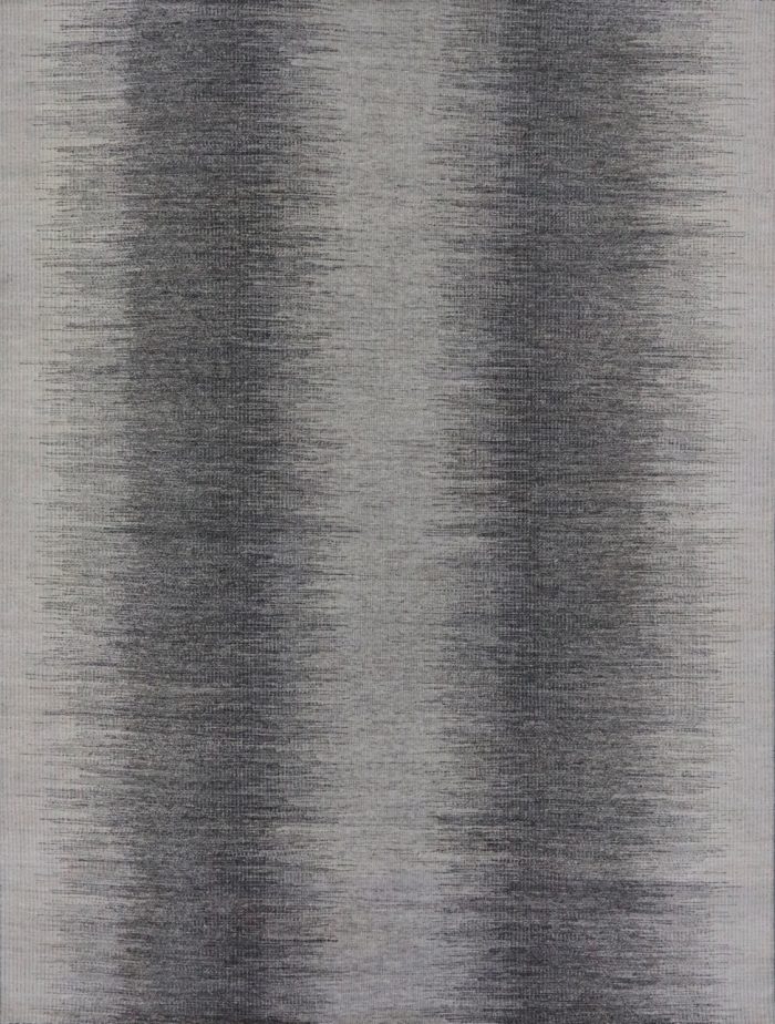 Exklusiver Handgeknüpfter Designer Teppich aus hochwertiger, unsortierter Wolle und Baumwolle. Mit einer harmonischen Farbpalette von Grau, Creme, Schwarz und Grau-Blau präsentiert sich das zeitlose Design auf einem hellen Hintergrund mit zwei breiten, eleganten Farbverläufen. MIDDLEWAY GALLERY Hamburg Onlineshop
