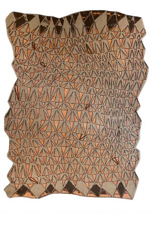 Handgefertigter GeoFlow Teppich aus Wolle und Kunstseide mit geometrischem Dreiecksmuster in Beige-, Apricot- und Brauntönen. Erhältlich in Hamburg Middleway Gallery und im Onlineshop.