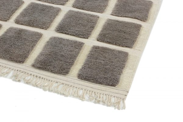 Der Berber Teppich genannt als “Uno Fur" Handgeknüpft und bestehend aus 100% Atlas-Wolle, besticht das Design des Berbers durch seine erdigen Töne. Erhältlich im Onlineshop der Middleway Gallery in Hamburg.