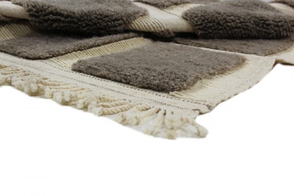 Der Berber Teppich genannt als “Uno Fur" Handgeknüpft und bestehend aus 100% Atlas-Wolle, besticht das Design des Berbers durch seine erdigen Töne. Erhältlich im Onlineshop der Middleway Gallery in Hamburg.