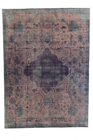 Viridian Vintage Teppich handgefertigt aus Wolle in Dunkelviolett, Dunkelgrün und Schwarz mit orientalischem Muster. Erhältlich in Hamburg Middleway Gallery und im Onlineshop.