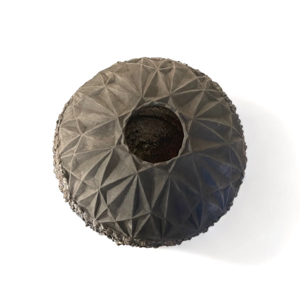 Diese handgefertigte Raku-Keramikvase ist ein Meisterwerk der Dualität und Textur. Die Vase ist vollständig in einem tiefen, ansprechenden Schwarz gehalten, das die Einzigartigkeit ihres Designs hervorhebt. Erhältlich in Hamburg Middleway Gallery und in Onlineshop.