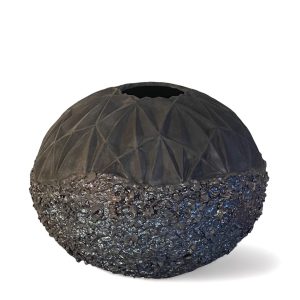 Diese handgefertigte Raku-Keramikvase ist ein Meisterwerk der Dualität und Textur. Die Vase ist vollständig in einem tiefen, ansprechenden Schwarz gehalten, das die Einzigartigkeit ihres Designs hervorhebt. Erhältlich in Hamburg Middleway Gallery und in Onlineshop.