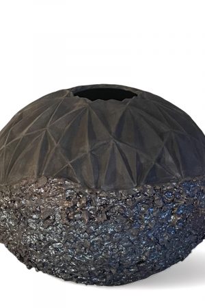 Diese handgefertigte Raku-Keramikvase ist ein Meisterwerk der Dualität und Textur. Die Vase ist vollständig in einem tiefen, ansprechenden Schwarz gehalten, das die Einzigartigkeit ihres Designs hervorhebt. Erhältlich in Hamburg Middleway Gallery und in Onlineshop.