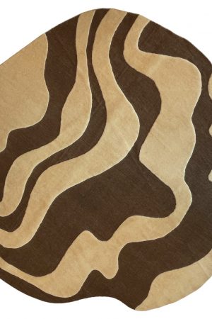 Designteppich Wabi Flow aus der RisRug Collection – handgetuftet aus reiner Wolle, organische Form mit fließendem Muster in Beige und Braun – ideal für modernes Interior. Erhältlich im Middleway Gallery und im Onlineshop.