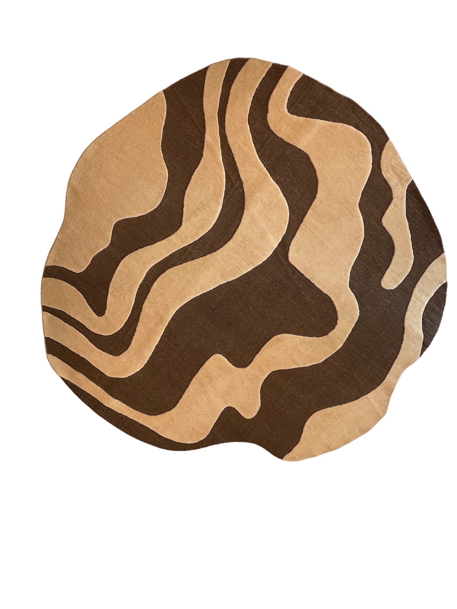 Designteppich Wabi Flow aus der RisRug Collection – handgetuftet aus reiner Wolle, organische Form mit fließendem Muster in Beige und Braun – ideal für modernes Interior. Erhältlich in Hamburg Middleway Gallery und im Onlineshop.