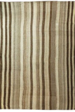 Der handgewebte Wooden Row Kelim-Teppich in Beige-Brauntönen besticht durch dekorative Holzelement an den Ecken und mittleren Seiten. Erhältlich im Middleway Gallery und im Onlineshop.