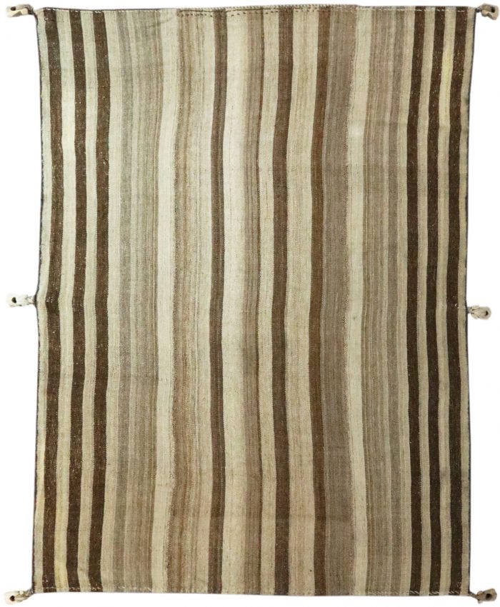Der handgewebte Wooden Row Kelim-Teppich in Beige-Brauntönen besticht durch dekorative Holzelement an den Ecken und mittleren Seiten. Erhältlich im Middleway Gallery und im Onlineshop.