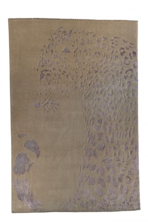 Handgefertigter Yal Teppich aus Wolle und Kunstseide in sanften Beige- und zarten Lilatönen mit feinem Leopardenmuster – luxuriös und modern. Erhältlich in Hamburg Middleway Gallery & im Onlineshop.