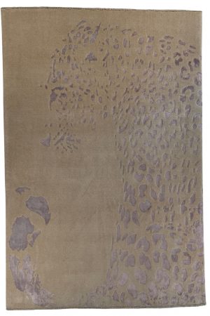 Handgefertigter Yal Teppich aus Wolle und Kunstseide in sanften Beige- und zarten Lilatönen mit feinem Leopardenmuster – luxuriös und modern. Erhältlich in Hamburg Middleway Gallery & im Onlineshop.