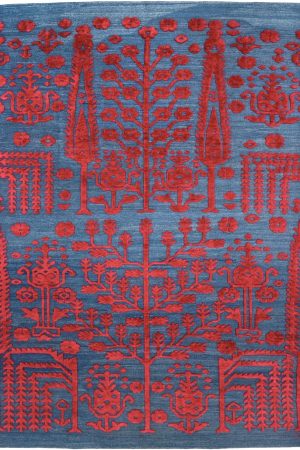 Handgewebter Zohra - Kelim mit erhabenen floralen Motiven in sattem Rot auf blauen Hintergrund.Erhältlich im Onlineshop de Middleway Gallery in Hamburg