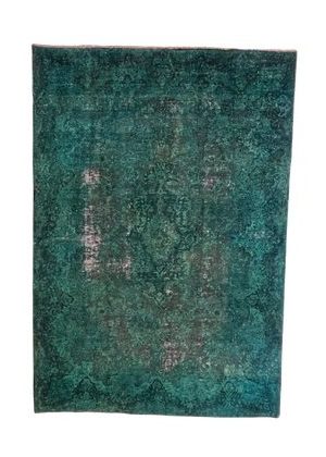 Vintage-Teppich ‚Zomorrod‘ in smaragdgrünen Nuancen mit authentischer Patina und dezentem Orientmuster – handgefertigt und einzigartig gealtert für einen modernen wie zeitlosen Look. Erhältlich in Hamburg Middleway Gallery und im Onlineshop.