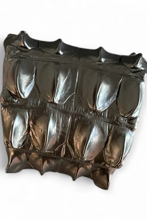 Black Croc Armreif aus beschichtetem Messing gefertigt. Ein Armreif mit der Struktur und Oberfläche eines Krokodils. Schwarz, Krokodil, Alligator. Schmuck MIDDLEWAY GALLERY Hamburg