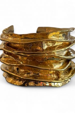 Drapery Messing Armreif - MIDDLEWAY GALLERY Hamburg - Schmuck - goldfarbener Messingarmreif, Cuff, Armspange. Hat die Oberflächenstruktur von Stoff, der sanft Fällt. Metall, den Strukturen von Stoff nachgeahmt.